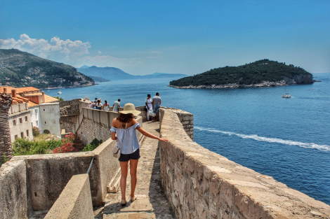 Dubrovnik walking trouhh the walls